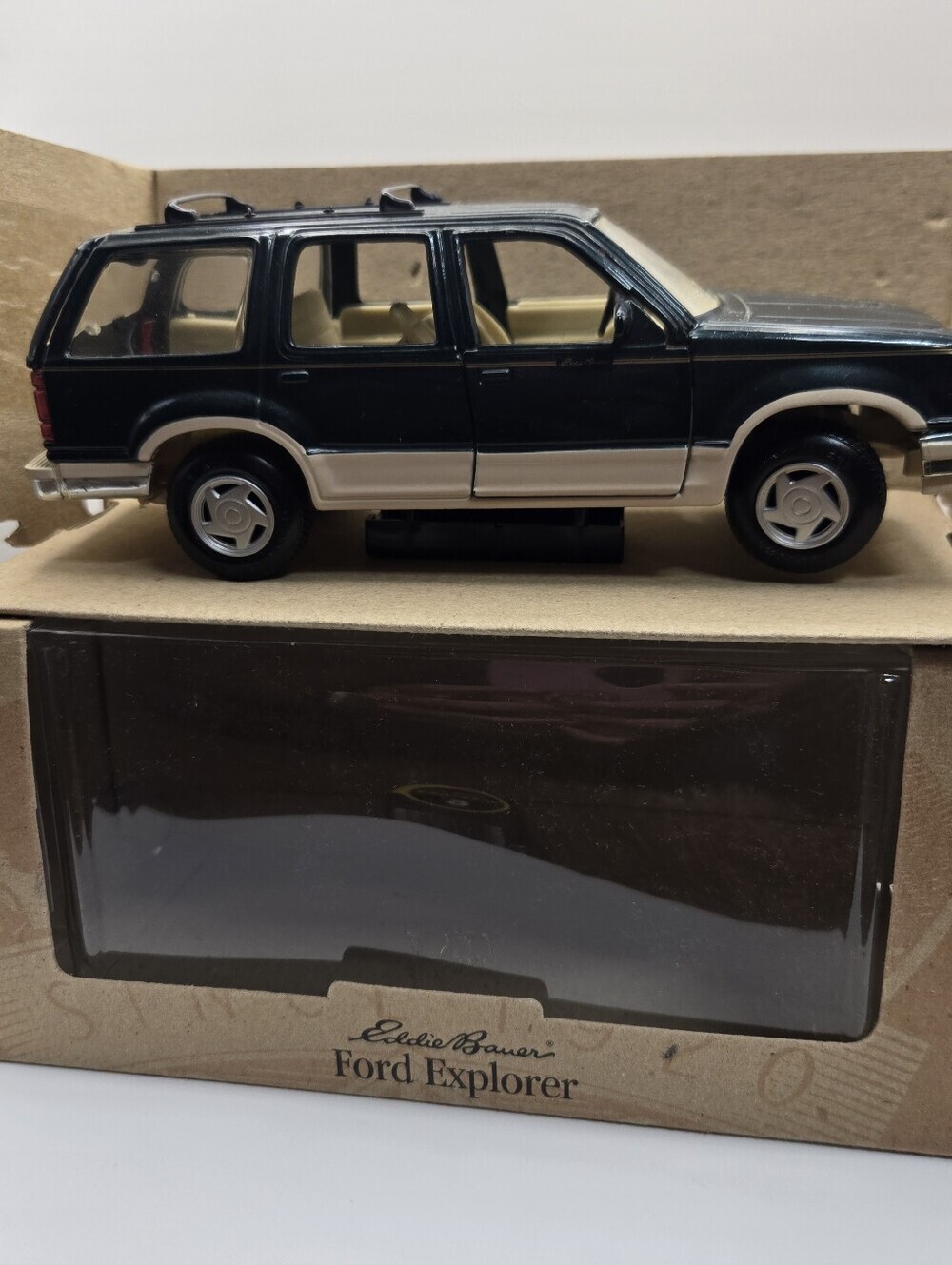 Vintage Maisto 1:24 Scale 1991/1992 Ford Explorer Eddie Bauer Car Still In Box
